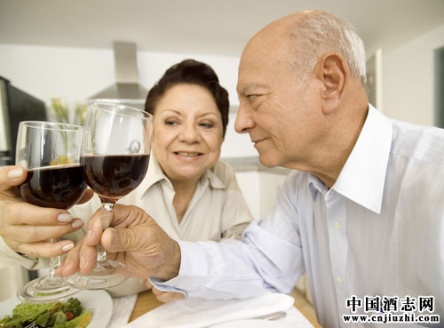 老人每天一杯酒可防癡呆