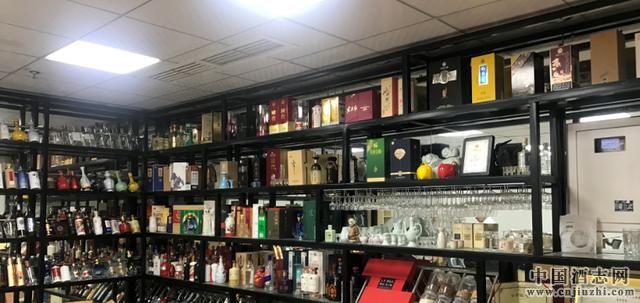 鐘杰的辦公室的寶貝琳瑯滿目 ,除了酒還是酒 鐘杰的辦公室的寶貝琳瑯滿目 ,除了酒還是酒